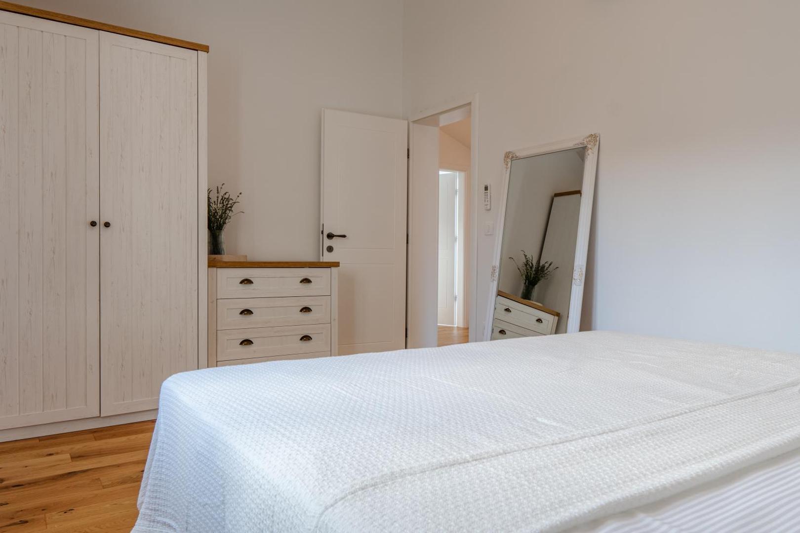 Svijetla spavaća soba