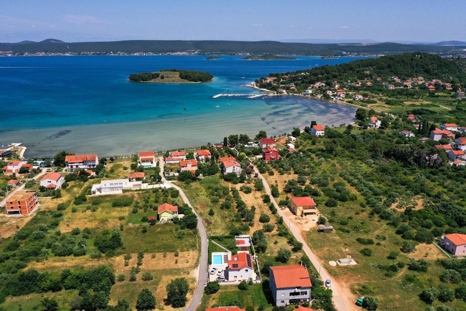 Uvala i plaža u Mrljanima iz zraka